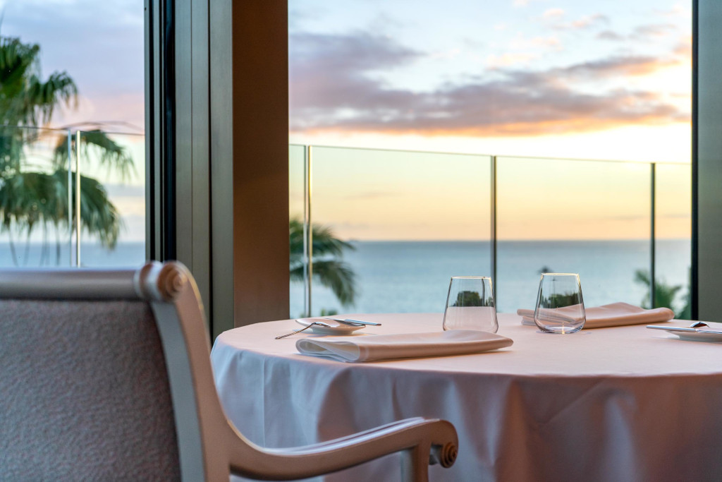 Tavolo con bicchieri e tovaglioli, vista sul mare al tramonto in un posto a Tenerife.