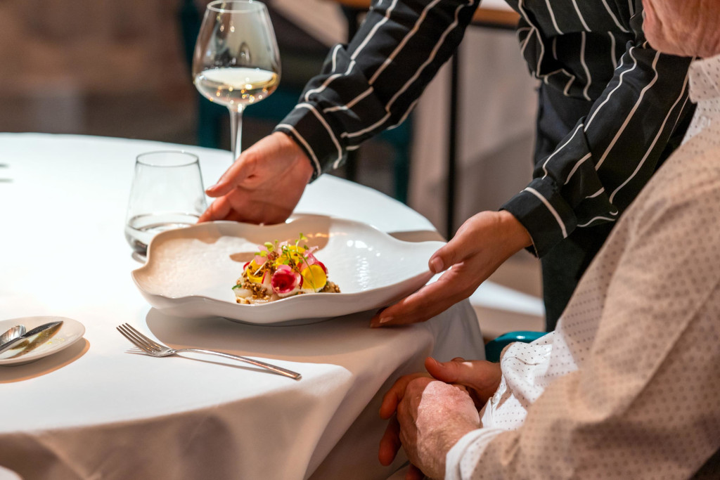 Serve un elegante piatto in un ristorante a Tenerife.