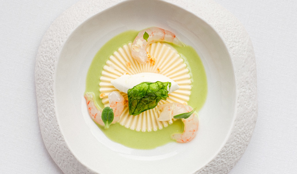 Piatto elegante con gamberi e panna verde a Tenerife.