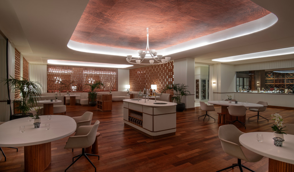 Ristorante moderno ed elegante con soffitti decorativi a Tenerife.