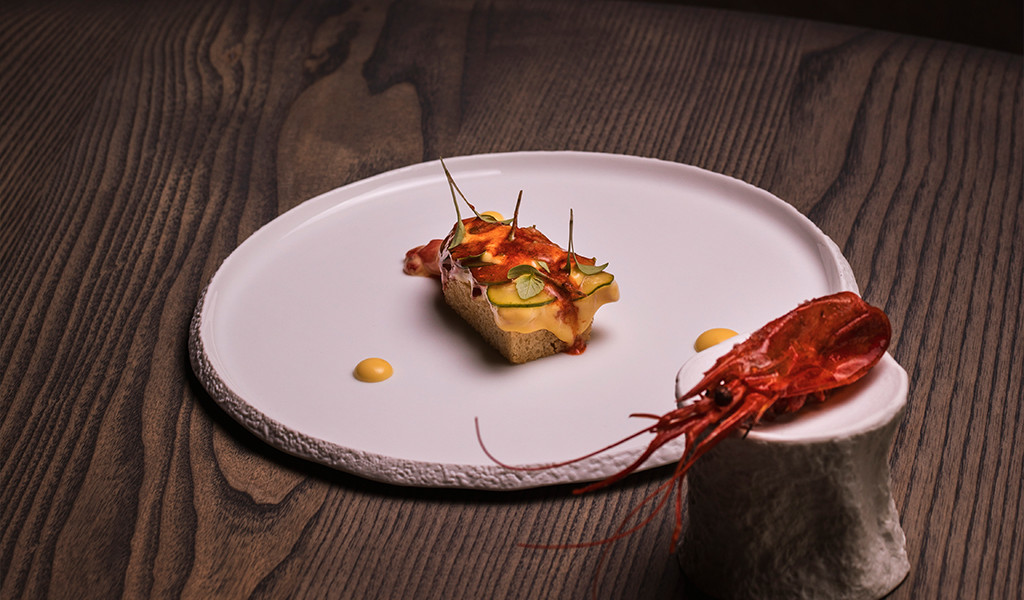 Gamberi rossi e aperitivo gourmet su un piatto su un tavolo di legno a Tenerife.