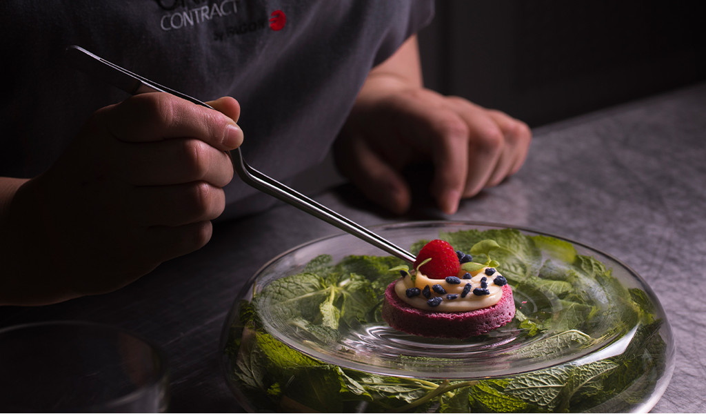 Decorazione per dessert con pinze su un piatto con foglie di menta a Tenerife.