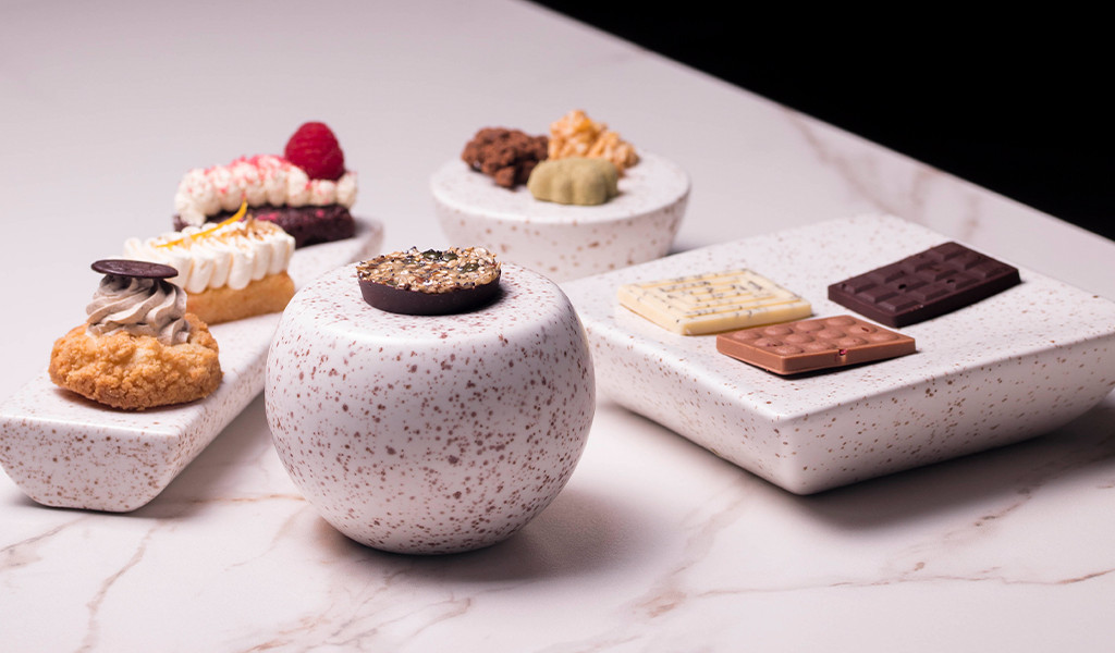 Dolci e cioccolatini assortiti su piatti di ceramica, Tenerife.