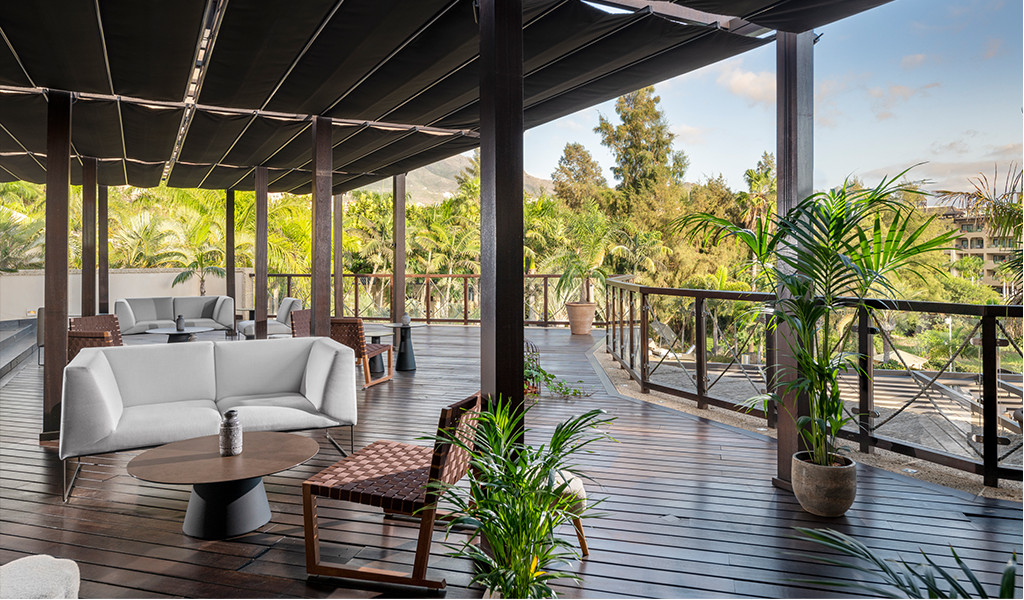 Terrazza con arredamento da esterno circondata da piante tropicali a Tenerife.