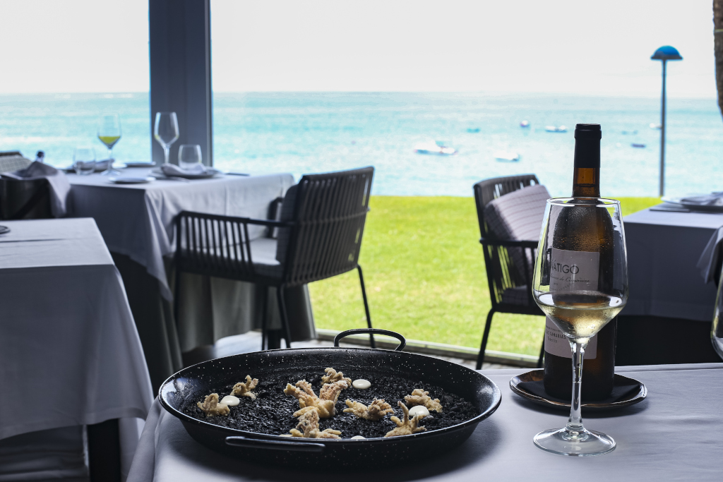 Paella al calamaro in ristorante con vista mare a Tenerife.
