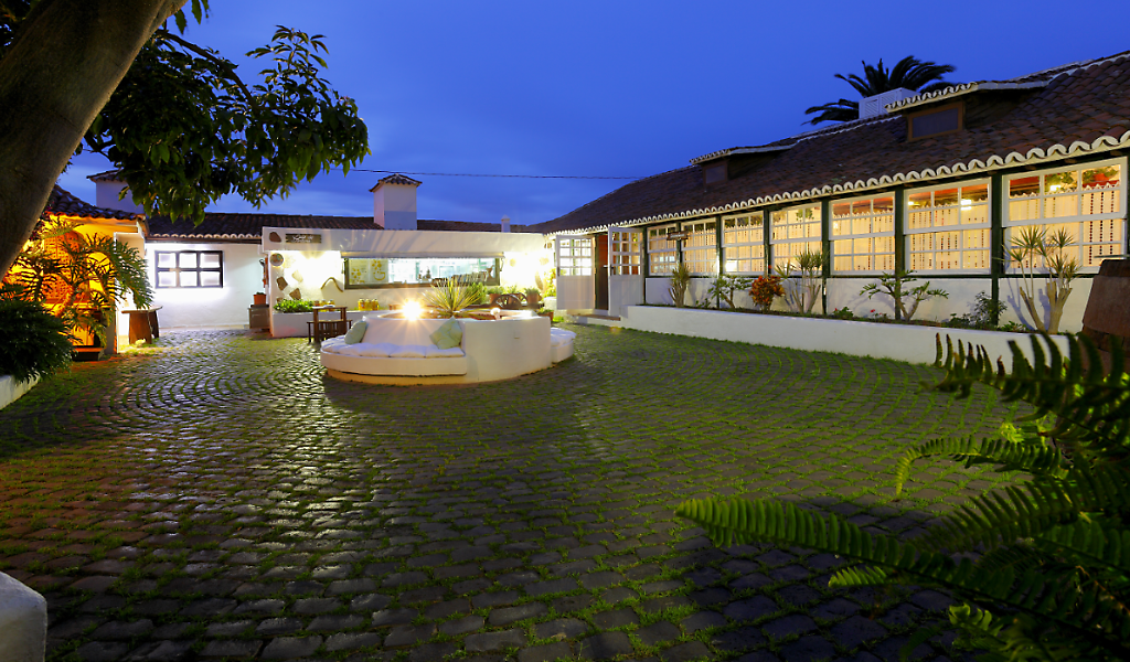 Cortile illuminato di una casa tradizionale a Tenerife al crepuscolo.