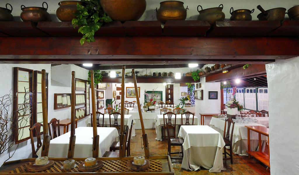 Ristorante a Tenerife con tavoli e arredamento rustico.