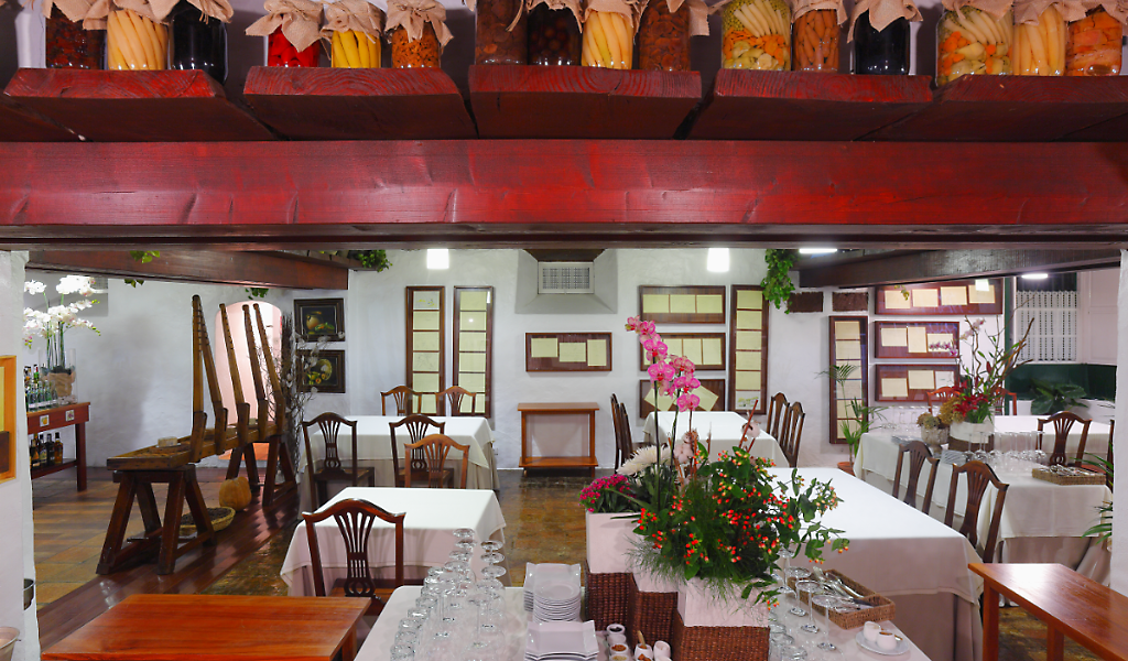 Ristorante a Tenerife con tavoli disposti e decorazioni floreali.