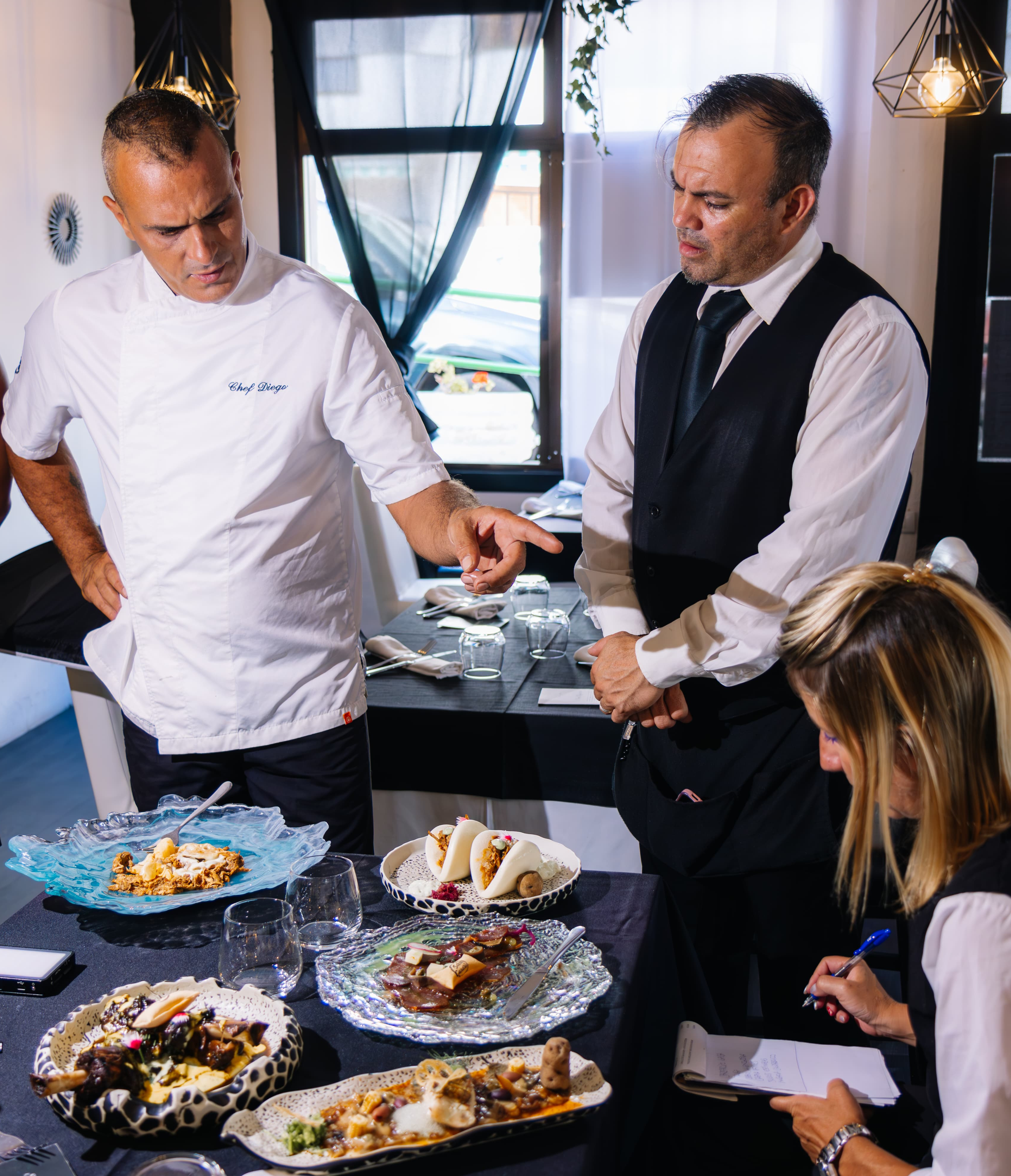 Chef e team recensiscono piatti gourmet a Puerto de la Cruz, Tenerife.