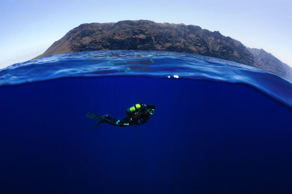 Subacqueo in mare davanti alle scogliere di Los Gigantes, Tenerife.