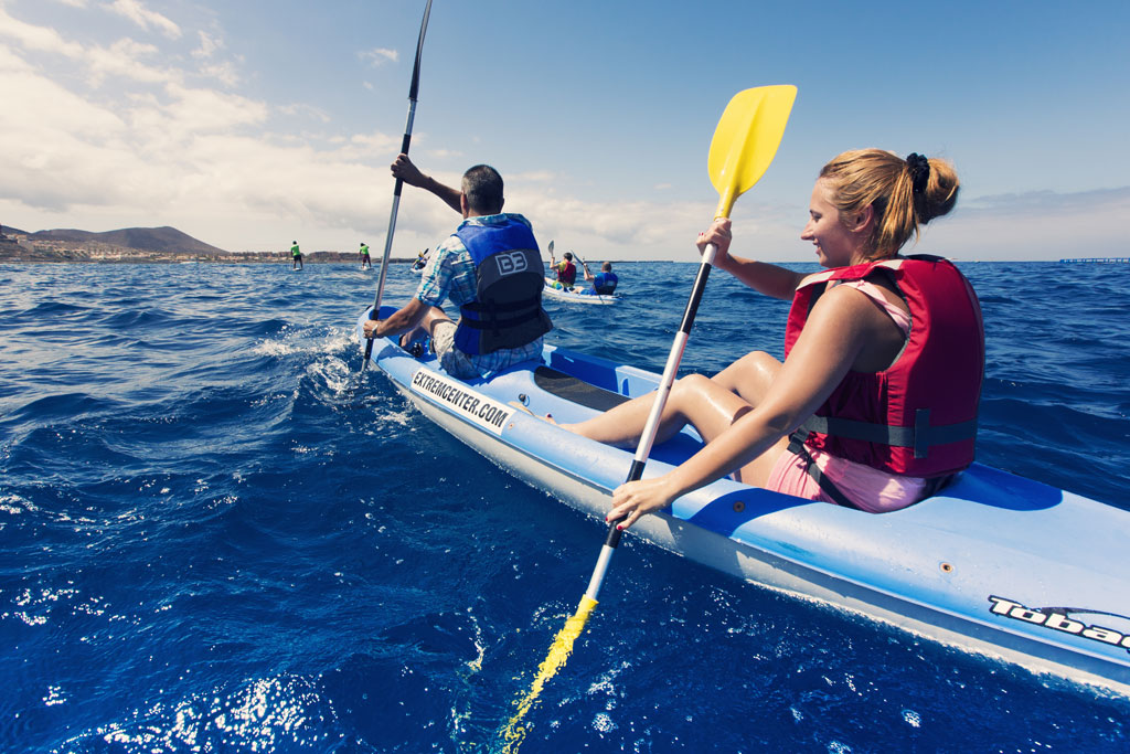 Persone che pagaiano in kayak in mare vicino alla costa di Tenerife.