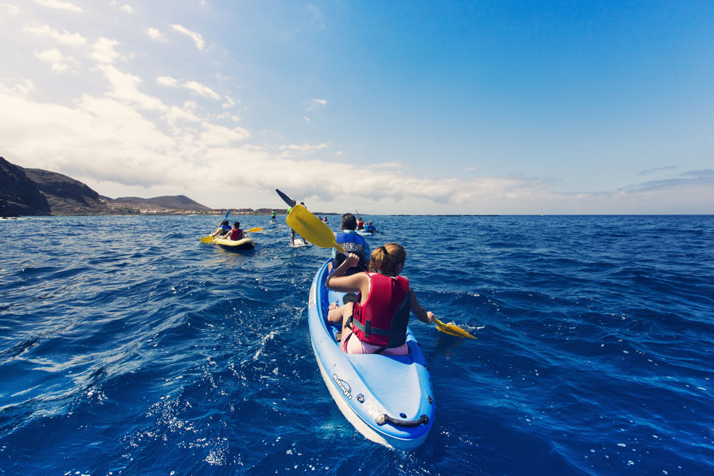 Persone che fanno kayak in mare vicino alla costa di Tenerife.