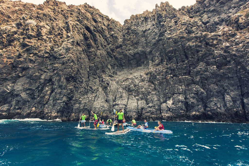 Persone che fanno paddle surf davanti alle scogliere a Tenerife.