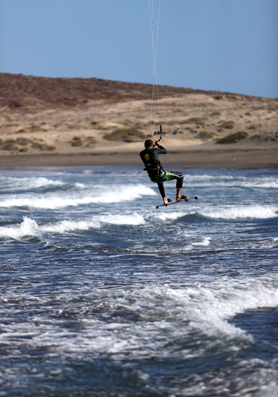 Persona che pratica kitesurf sulla spiaggia di El Médano, Tenerife.