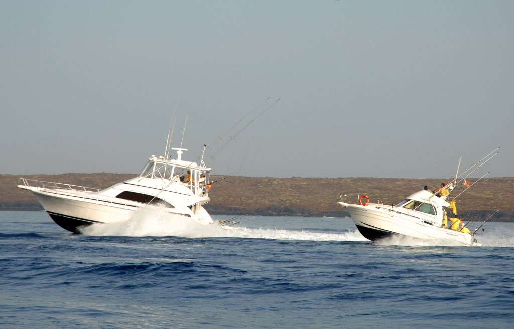 Barche che navigano nel mare vicino a Tenerife con persone a bordo.