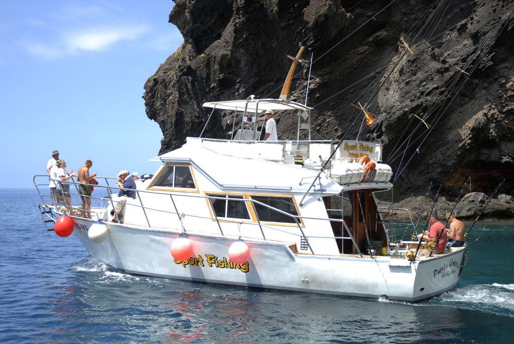 Barca da pesca sportiva nelle acque al largo della costa di Tenerife.