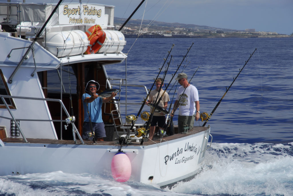 Persone che pescano su una barca privata a noleggio a Los Gigantes, Tenerife.