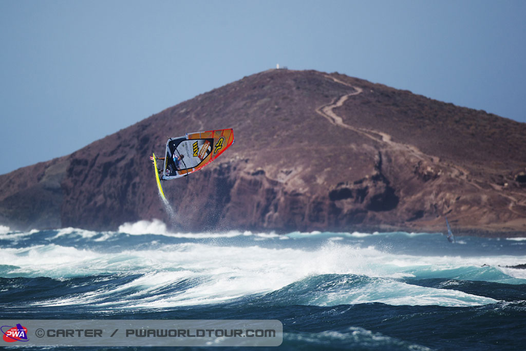Windsurfista in aria sulle onde di El Médano a Tenerife.