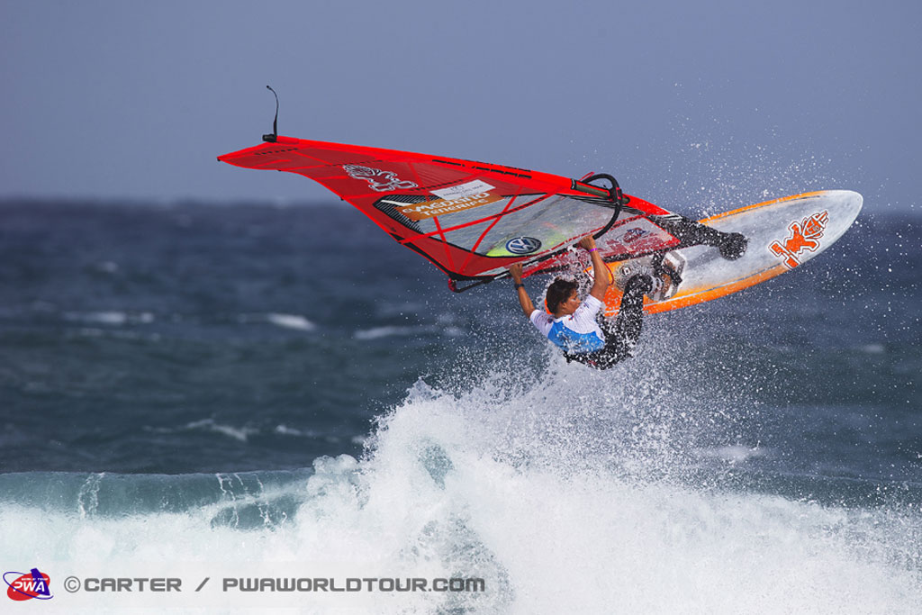 Persona che fa windsurf su un'onda a El Médano, Tenerife.