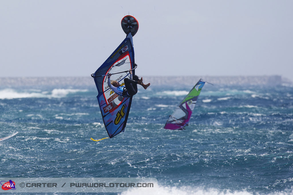 Persona che fa windsurf sulle onde di El Médano, Tenerife.
