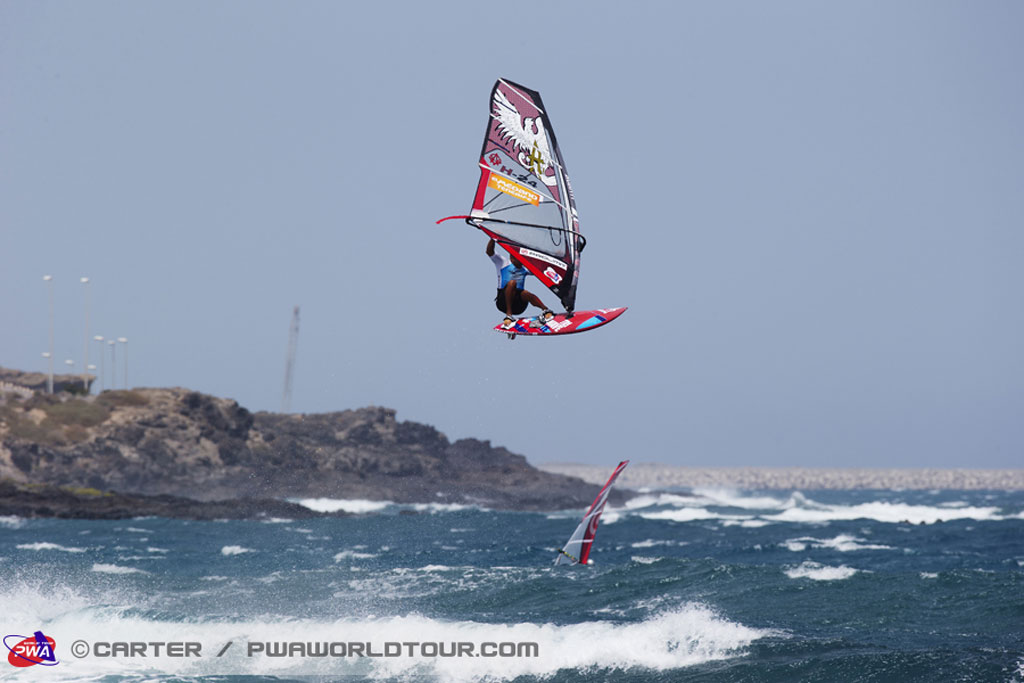 Persona che pratica windsurf sulla costa di Tenerife con forti venti.