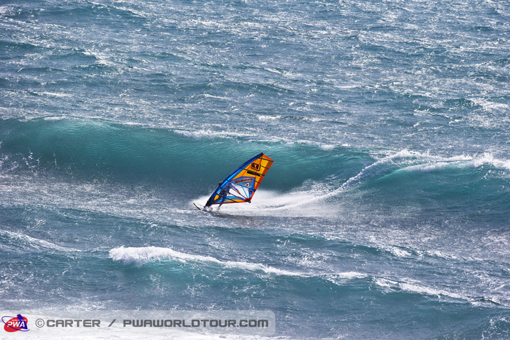 Windsurfista nel mare agitato vicino alla costa di Tenerife.