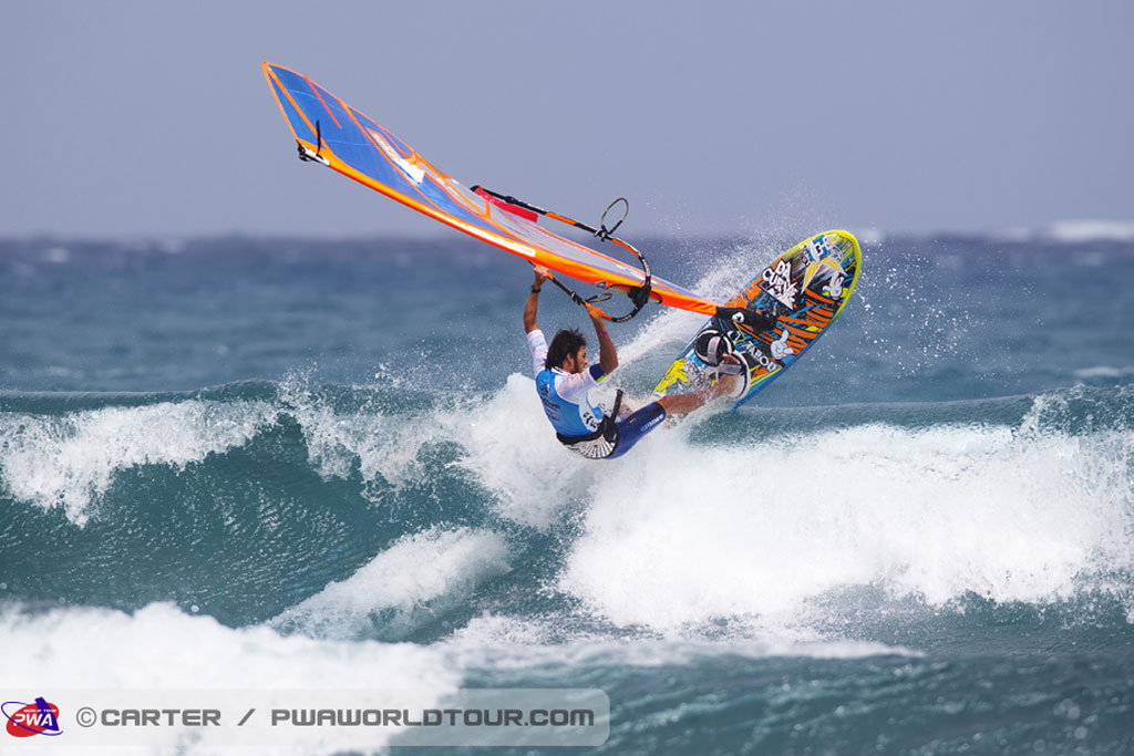 Persona che fa windsurf su un'onda a El Médano, Tenerife.