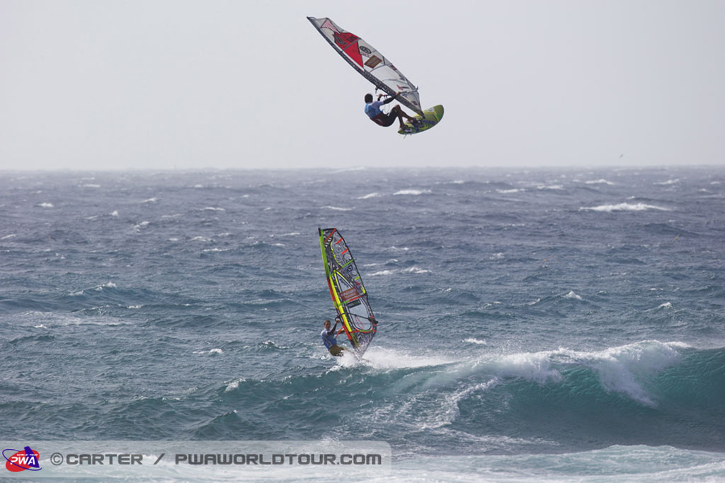 Windsurfista che esegue acrobazie sulle onde a El Médano, Tenerife.