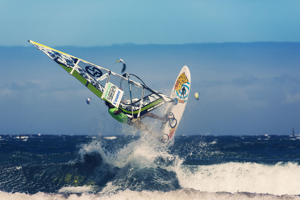 Windsurfista in azione su un'onda a El Médano, Tenerife.