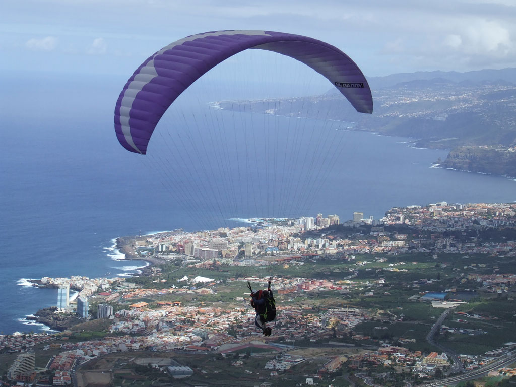 Parapendio che sorvola la costa di Tenerife con l'Oceano Atlantico sullo sfondo.