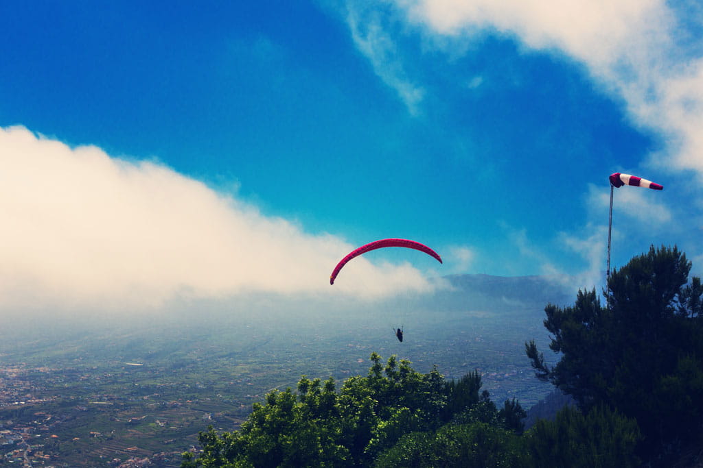 Parapendio nel cielo di Tenerife su paesaggi montuosi?