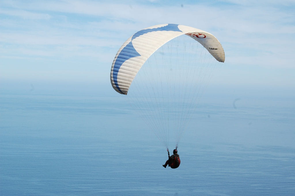 Persona che fa parapendio sull'oceano a Tenerife.
