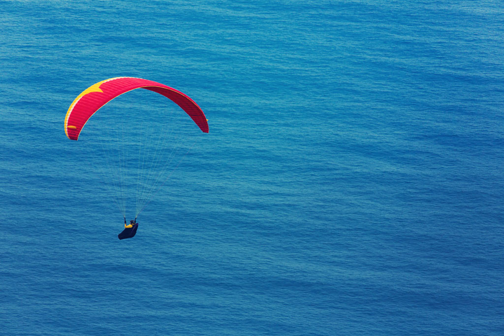 Parapendio che sorvola l'oceano a Tenerife.