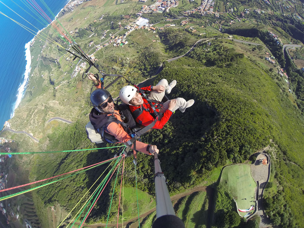 Parapendio sulla costa e sulle montagne di Tenerife, visto dall'alto.