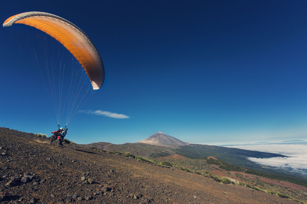 Parapendio che decolla da una collina vicino al Monte Teide a Tenerife.