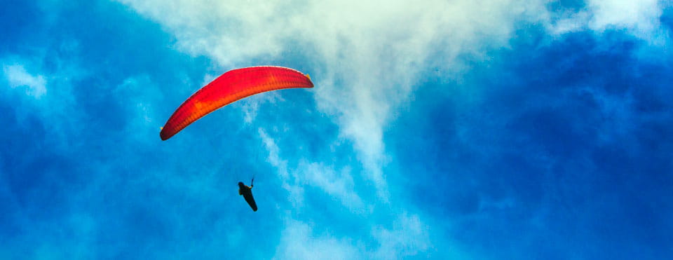 Parapendio attraverso il cielo azzurro sopra Tenerife.