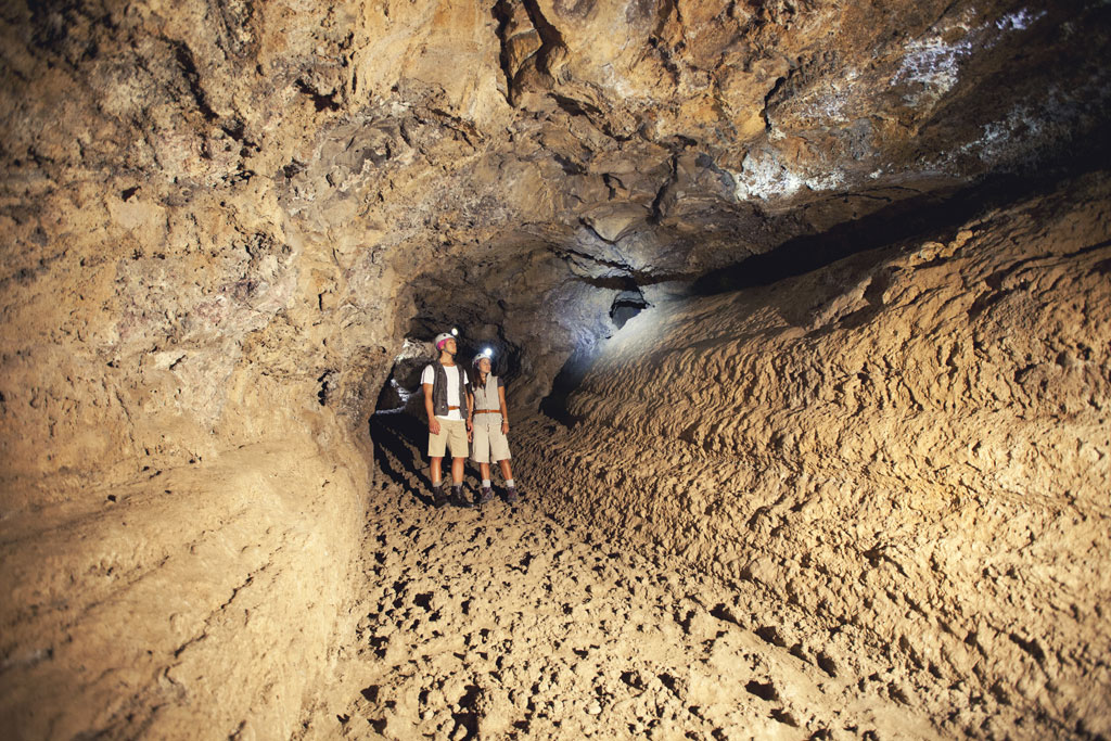 Esploratori in una grotta vulcanica a Tenerife.