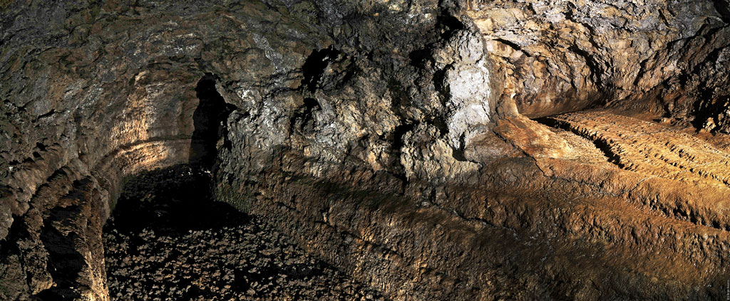 Grotta lavica a Icod de los Vinos, Tenerife, con formazioni rocciose illuminate.
