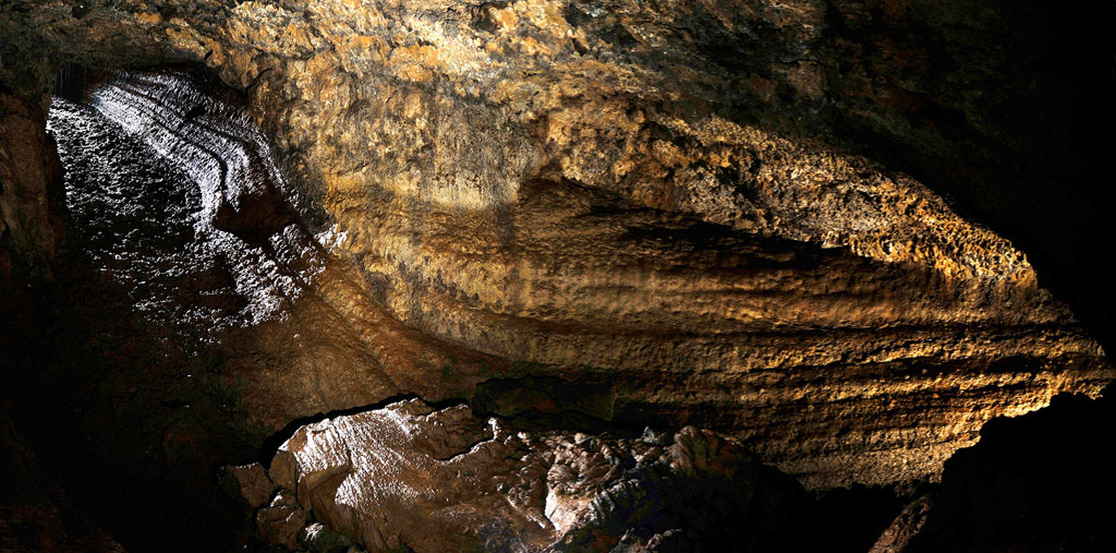 Interno della Cueva del Viento a Tenerife, che mostra formazioni rocciose illuminate.