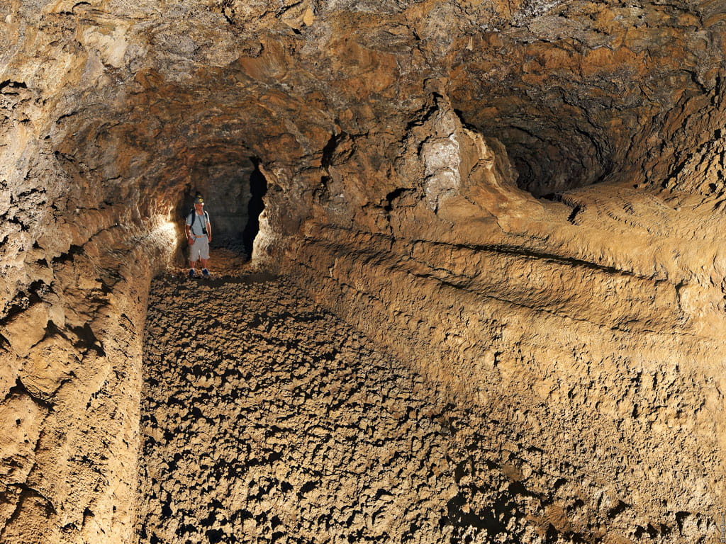 Persona che esplora una grotta vulcanica a Tenerife.