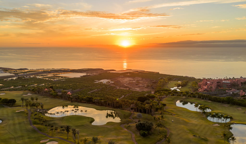 Campo da golf e costa al tramonto a Tenerife.