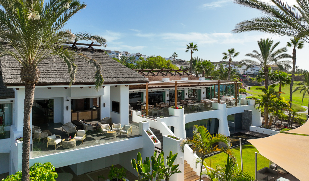 Terrazza del ristorante circondata da palme a Tenerife.