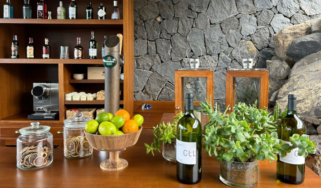 Stone bar con bevande, caffè Nespresso, frutta e piante in loco a Tenerife.