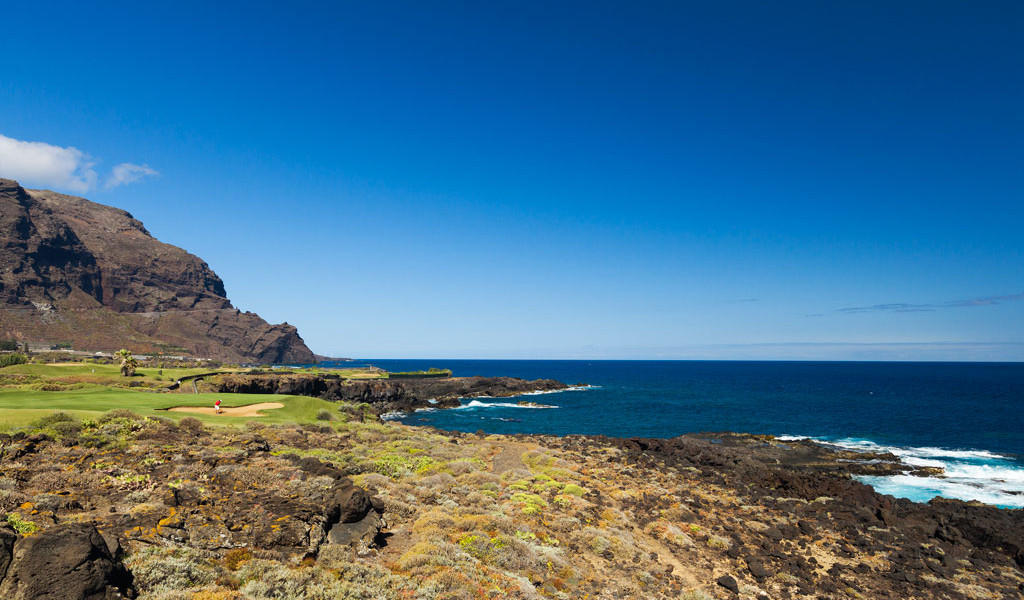 Costa rocciosa e campo da golf con l'oceano sullo sfondo a Tenerife.