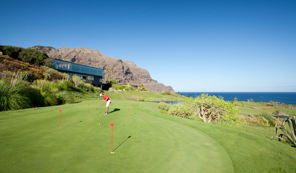 Giocatore di golf sul campo a faccia scogliera di Los Gigantes, Tenerife.