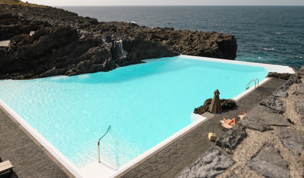 Piscina naturale circondata da rocce e vista sul mare a Tenerife.