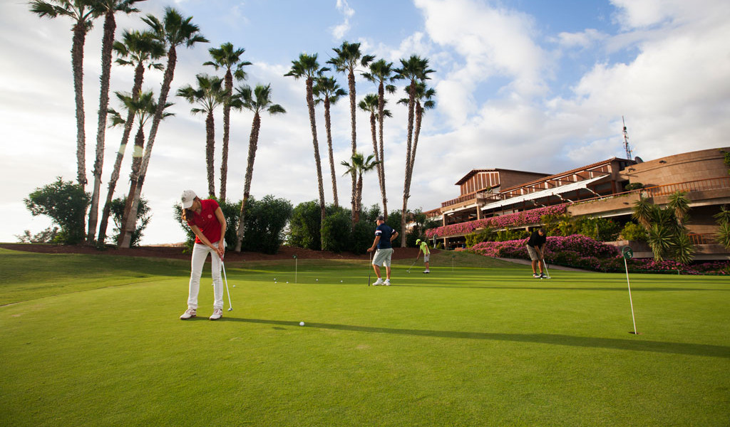 Golfisti su un campo circondato dalle palme a Tenerife.