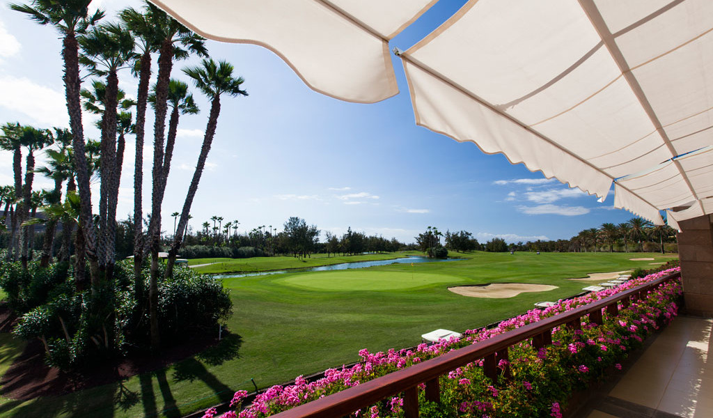 Campo da golf con palme e prati ben curati a Tenerife.