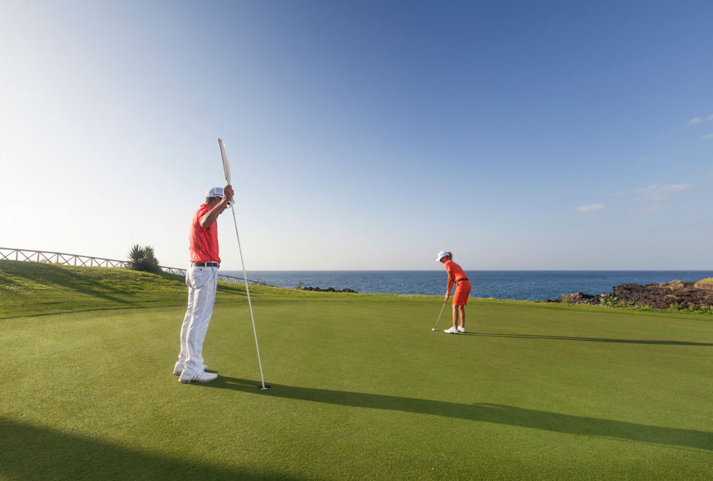 Persone che giocano a golf sul mare a Buenavista, Tenerife.