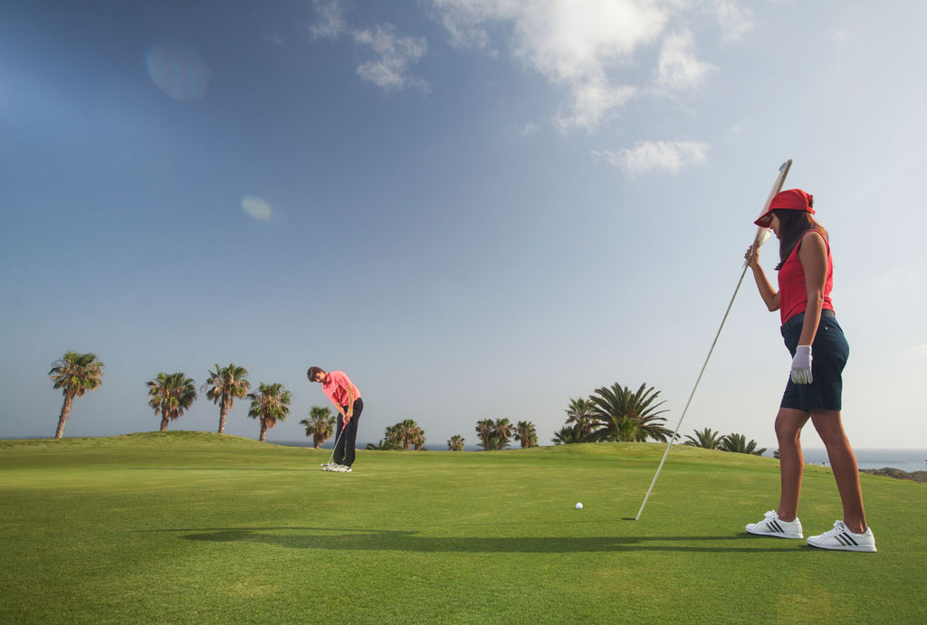 Golfisti sul campo bordato da palme a Tenerife.